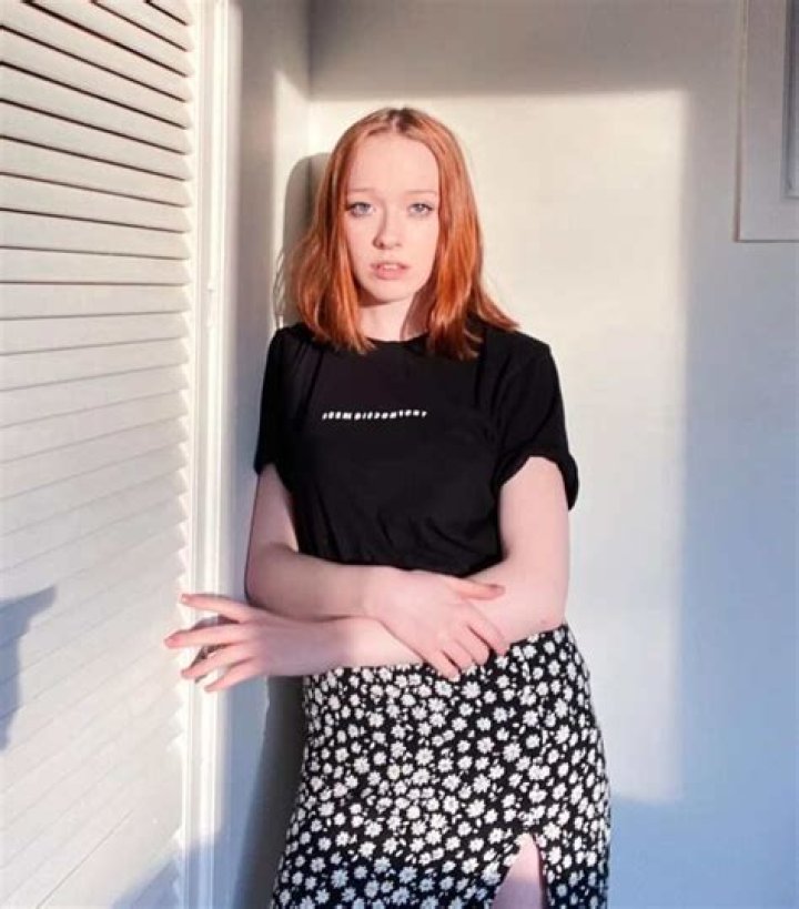 Amybeth McNulty height is 5 feet 4 inches